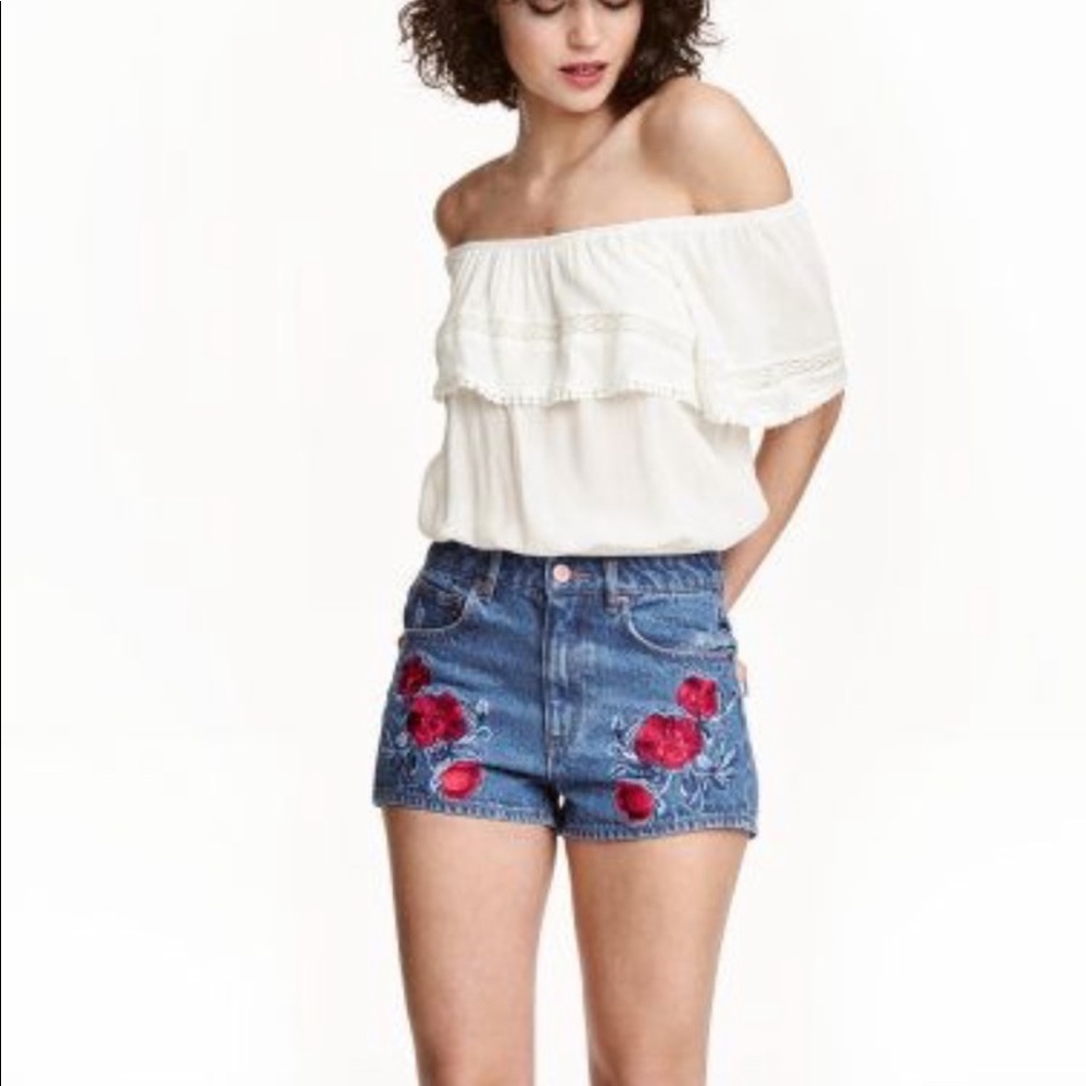 H&M Coachella  Rose Embroidered Denim Shorts Size 2